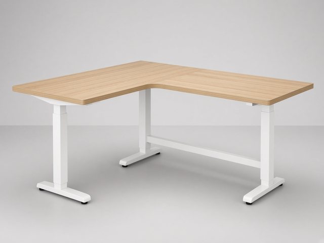 Bureau assis-debout d'angle électrique à trois pieds motorisés, plateau en L effet chêne clair et piètement blanc, sur fond gris